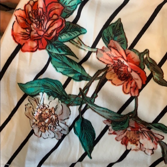 LAST 1 💐 Ivory Floral Top 💐 - Picture 3 of 3